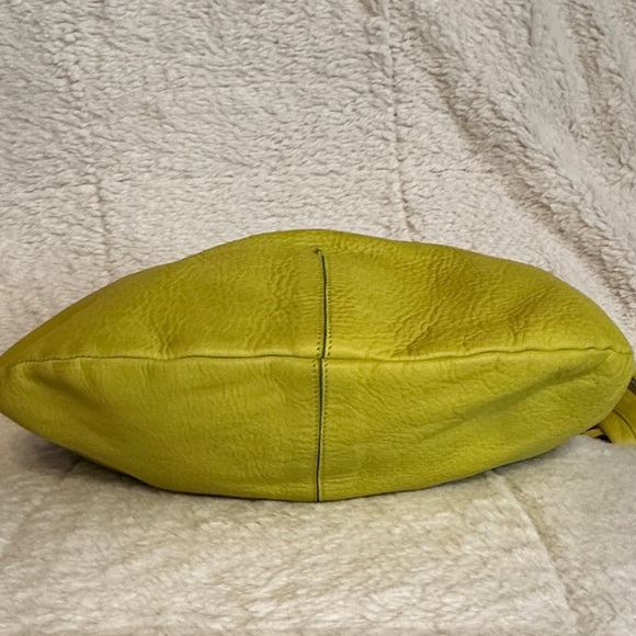 Petusco Lime Green Leather Shoulder Bag - Picture 4 of 8